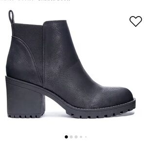 Dirty Laundry Lido Lugged Chelsea Boots in Black size 8.5